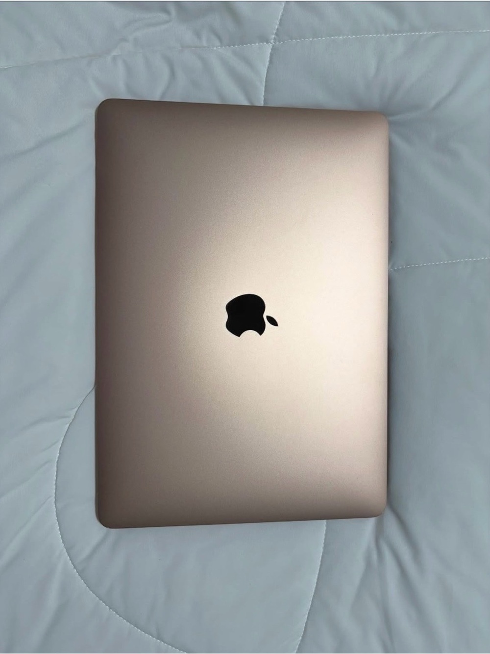 Rose Gold Apple Macbook Air 13’ 2020 w/ rose quartz color accessories (Working)